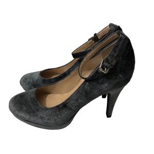 Unisa gray velvet ankle strap heel shoes. Sz 6M. New